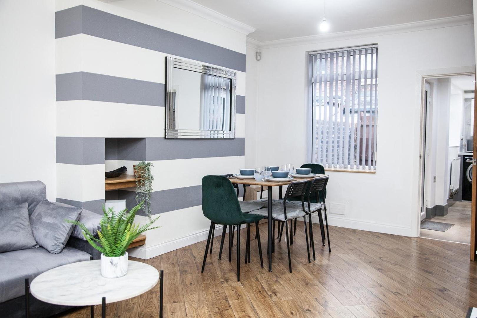 Holiday home Reduced Price, Long Or Short Stays, Free Parking *