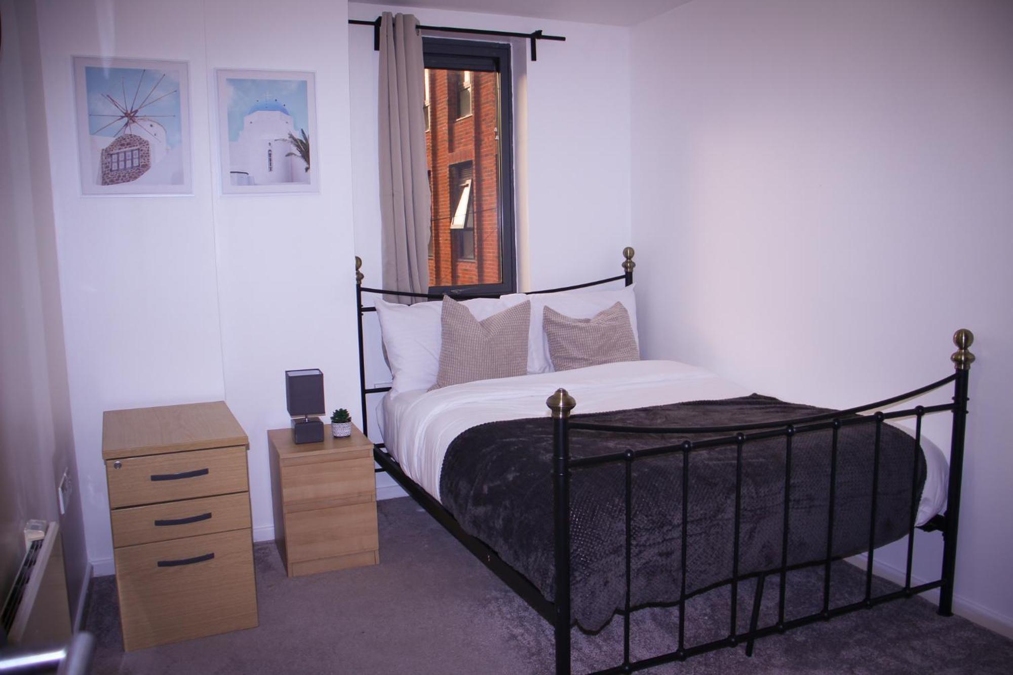Free Parking Centre 2 Bed 2 Bathroom Apartment