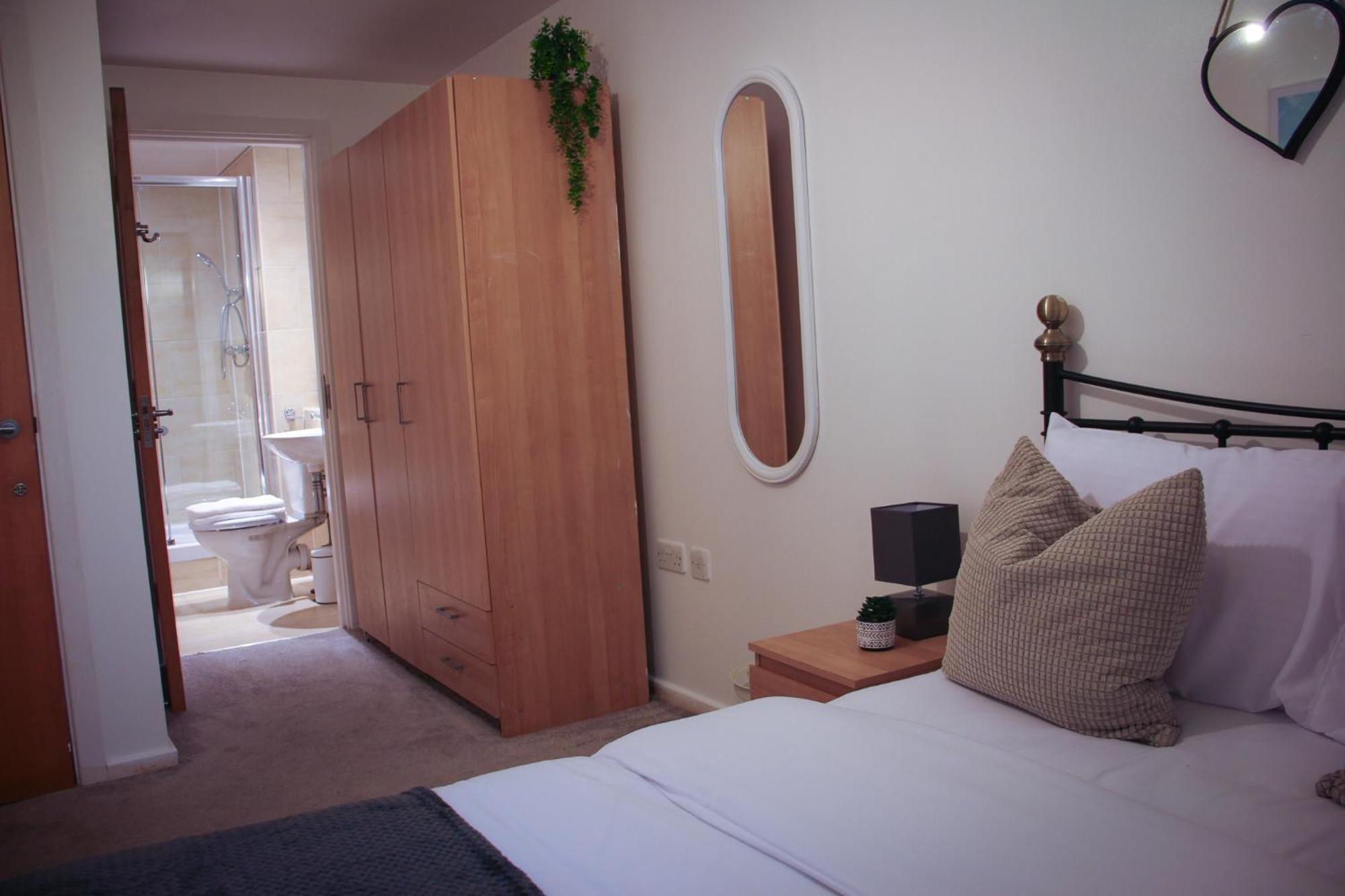 Free Parking Centre 2 Bed 2 Bathroom Apartment