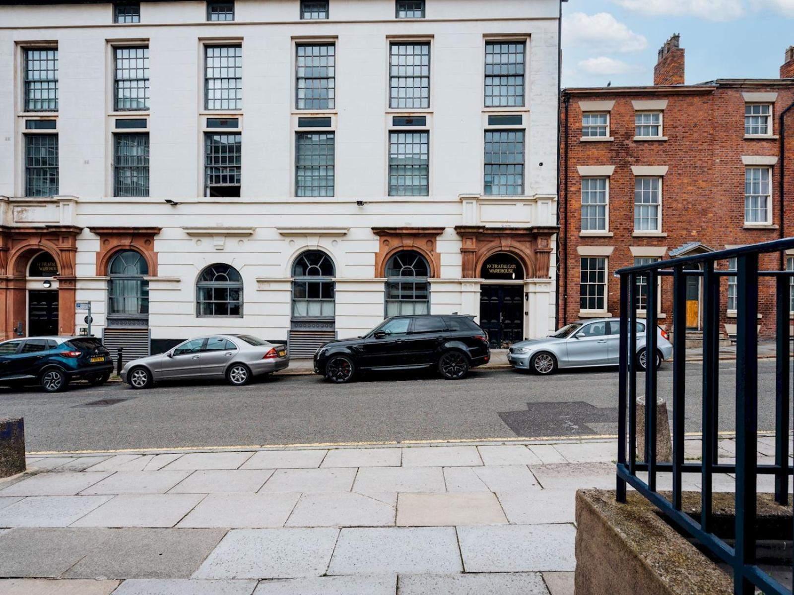 Trafalgar Warehouse Apartmentslps 5 Free Parking Pass The Keys Apartment