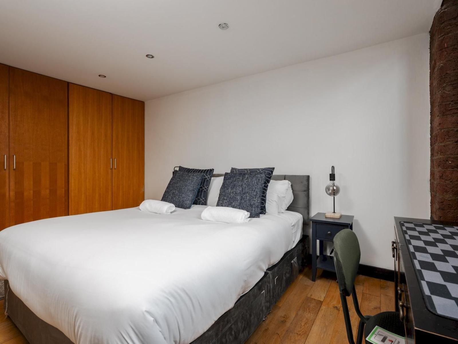 Apartment Trafalgar Warehouse Apartmentslps 5 Free Parking Pass The Keys