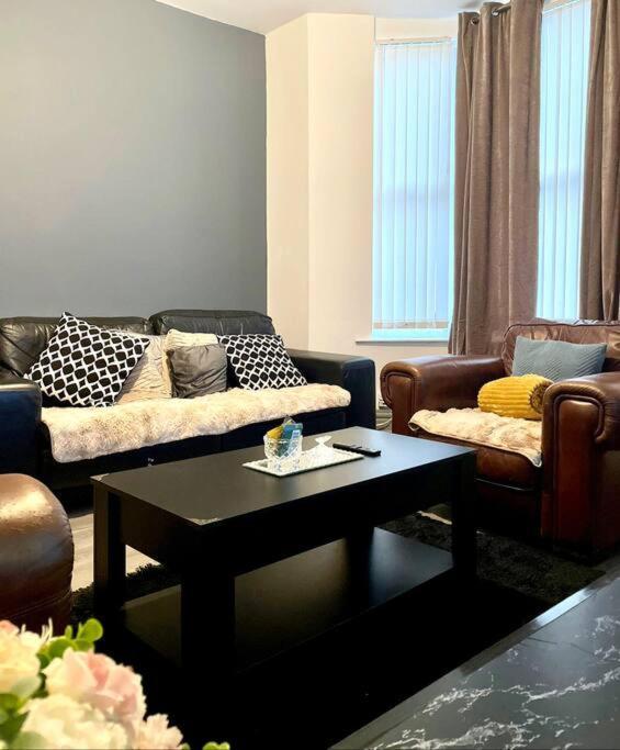 Cozy House With Multigamestable At Anfield Holiday home Liverpool