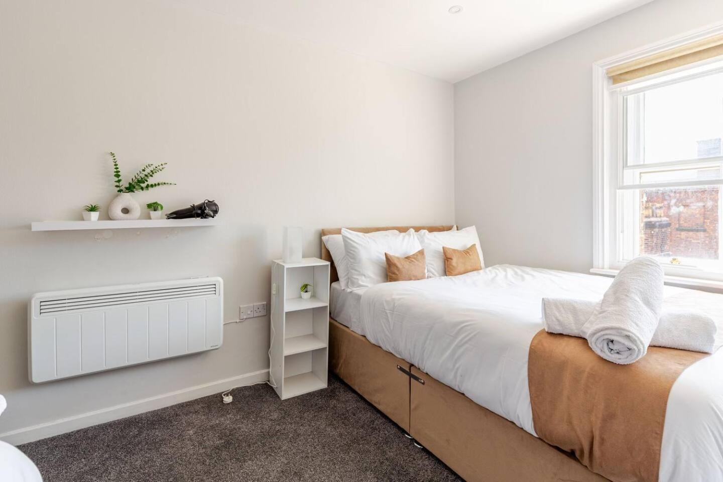 Aparthotel Spacious Getaway - Modern 2-bed Sleeps 10, Perfect For Groups & Families