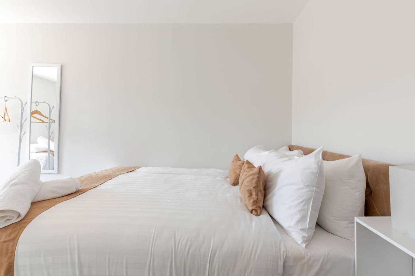 Spacious Getaway - Modern 2-bed Sleeps 10, Perfect For Groups & Families *