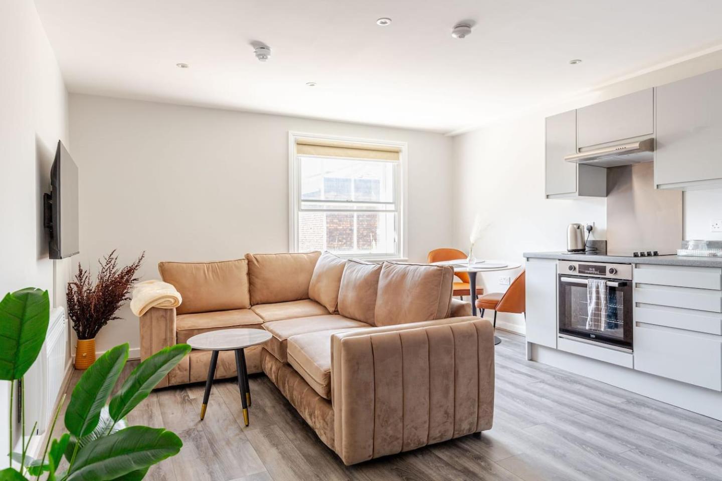 Spacious Getaway - Modern 2-bed Sleeps 10, Perfect For Groups & Families Aparthotel Liverpool