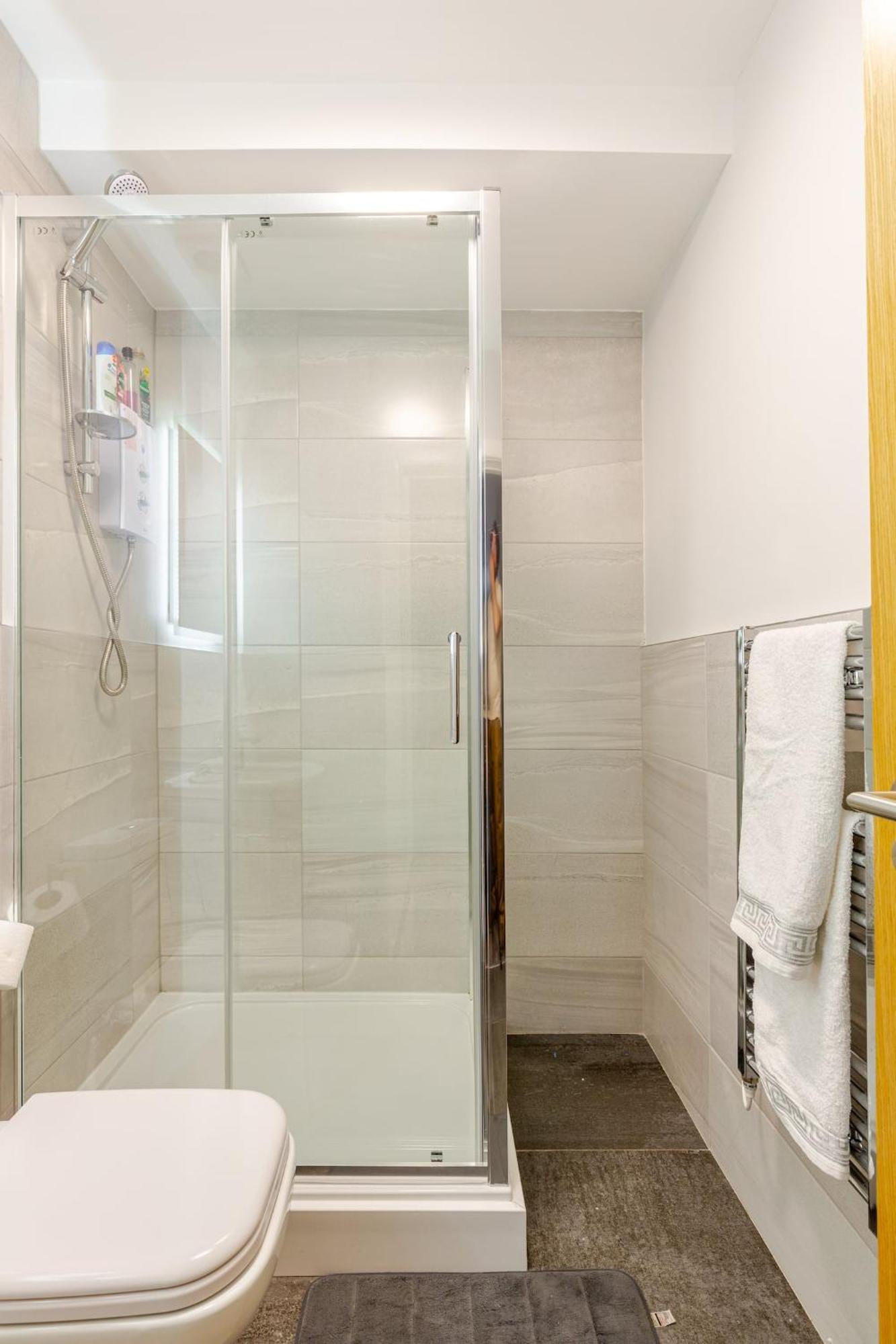 Spacious Getaway - Modern 2-bed Sleeps 10, Perfect For Groups & Families Aparthotel